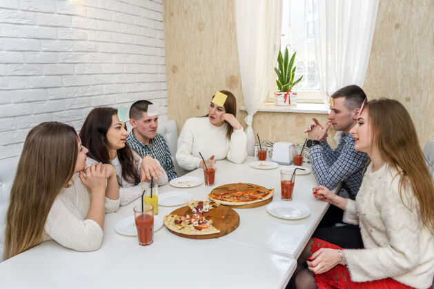 食物朋友们在咖啡馆吃比萨饼 摆姿势拍照城市友谊团体