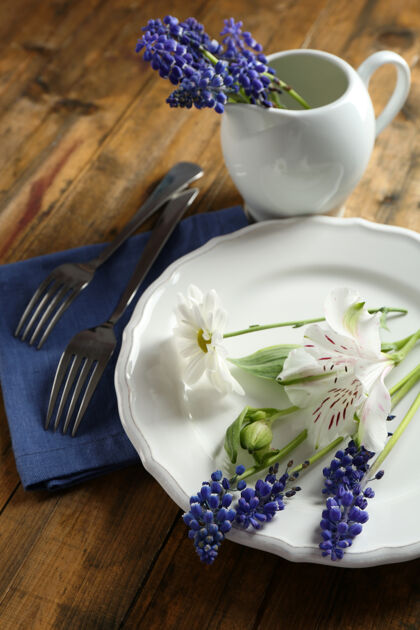 风信子桌上摆满鲜花的餐具器皿餐饮叉子