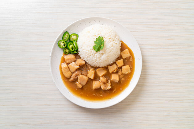 一餐红烧鸡或肉汁米饭-亚洲风味米饭木材美食