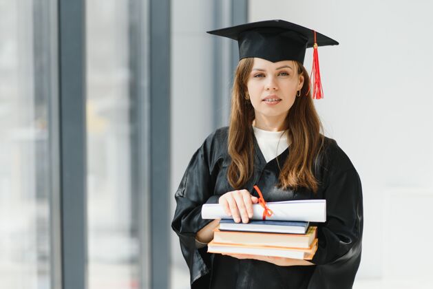 礼服毕业：拿着毕业证书的学生女人成功仪式