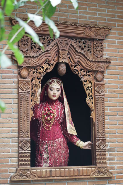 女人一位身着金红色礼服的美丽印度新娘的肖像销售衣服时尚