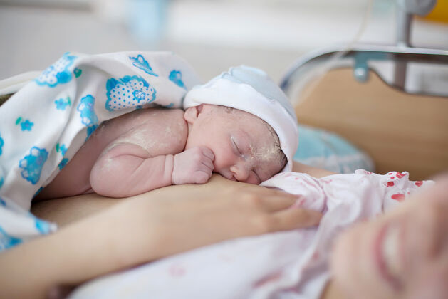 产妇新生婴儿在医院医院出生脐带