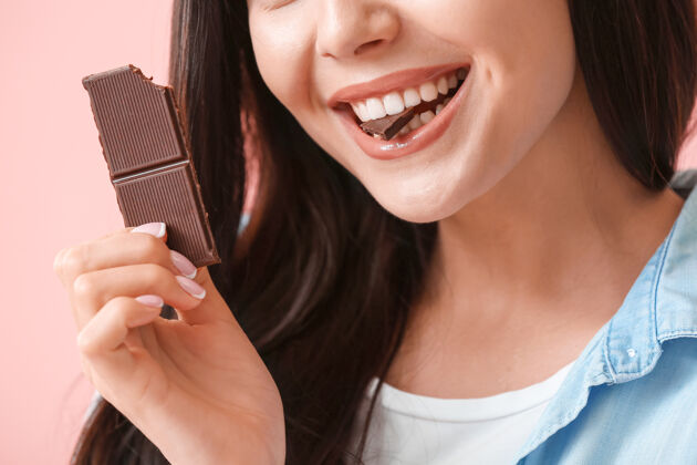 糖果美丽的年轻女子 巧克力色 特写漂亮卡路里糖