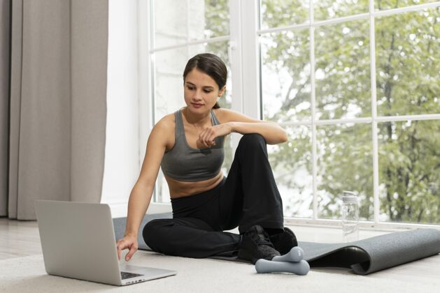 身体一个人在家锻炼的女人运动员健康在家锻炼