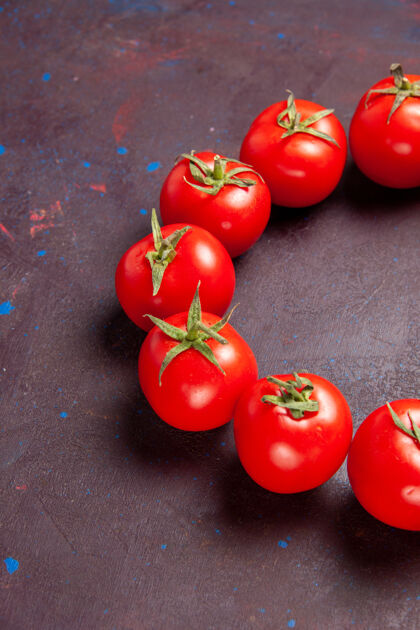 前前视图新鲜的红色西红柿在黑暗的空间里盘旋新鲜沙拉水果