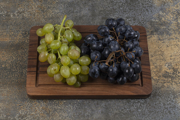 成熟在木板上拌鲜葡萄水果健康新鲜