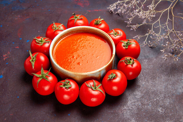 草药前视图美味的西红柿汤与新鲜的红色西红柿环绕在黑暗的空间圈汤新鲜