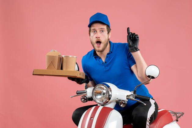 盒子正面图身着蓝色制服的男快递员拿着咖啡和食品盒上的粉色快餐工作自行车上色服务服务工作车辆
