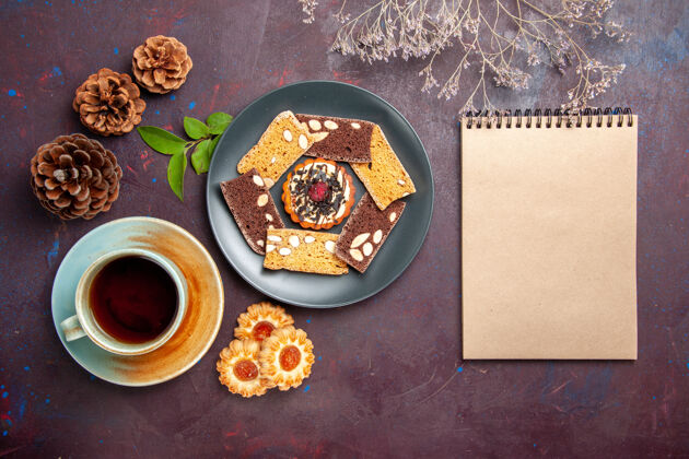 杯子俯瞰美味的蛋糕片 配上饼干和一杯茶 背景为深色饼干饼干蛋糕茶甜点蛋糕现金货币