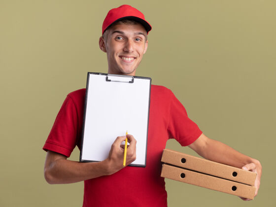 披萨微笑的年轻金发送货员拿着剪贴板和比萨饼盒微笑橄榄剪贴板