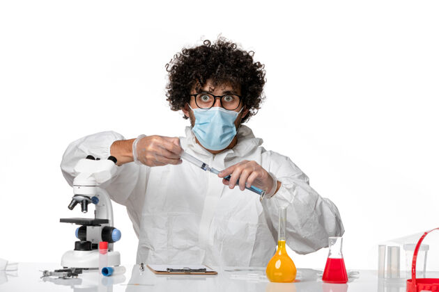 氧气面罩男医生穿着防护服 戴着口罩 用白色溶液工作男医生实验室外套病毒