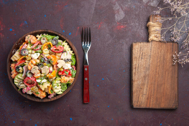 景观俯瞰美味的蔬菜沙拉配番茄 橄榄和蘑菇的深色背景健康饮食沙拉蔬菜午餐小吃肉橄榄蘑菇