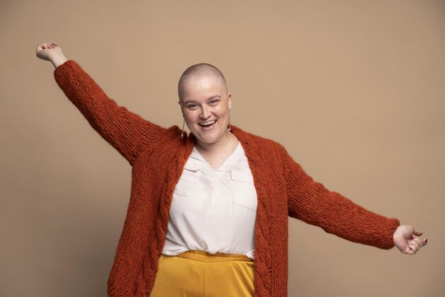 病人笑脸坚强的女人对抗乳腺癌乳腺癌护理女人
