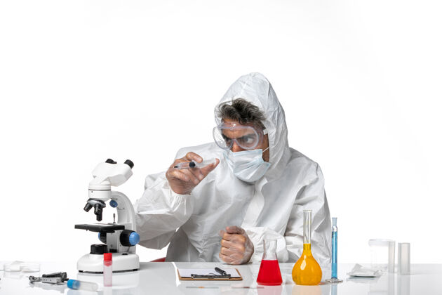 病毒男医生穿着防护服 带着无菌口罩 白色皮肤上有针剂灭菌保持专业人员