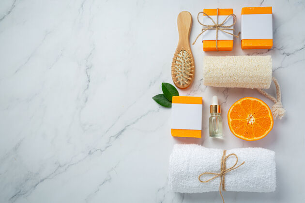 橘子橙色肥皂和新鲜的橙色大理石背景肥皂酒吧清洁