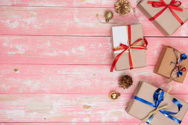 包装圣诞假期礼物购物背景从上面看与复制空间工艺纸礼品盒从绳子绑在蓝色背景 俯视图平铺组成生日形状顶视图惊喜