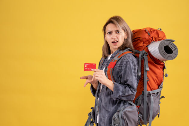 女旅行者一个背着红色背包的女旅行者红色时尚模型