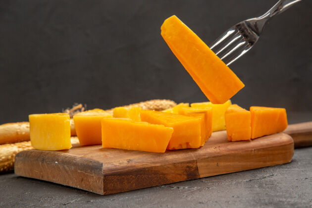 水果正面图新鲜的切片奶酪和面包上的深色小吃餐彩色照片早餐酥脆健康早餐食物