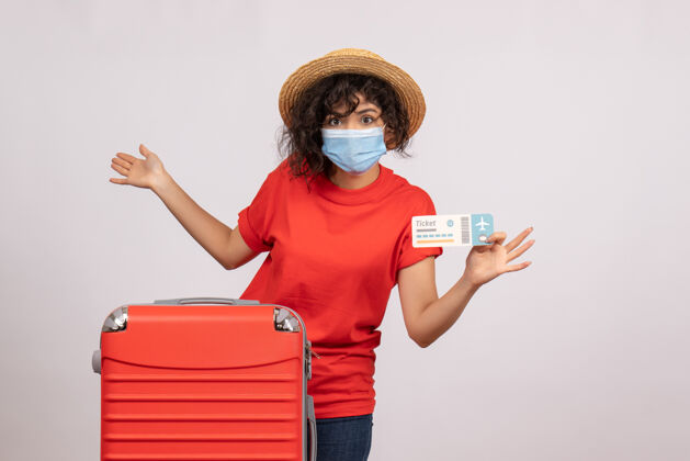 票正面图年轻女性戴着红包 戴着面具 拿着机票 背景是白色的阳光 度假旅游的颜色年轻女性人包