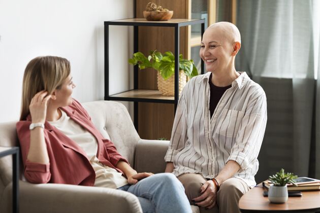 朋友患有皮肤癌的女人花时间和她的朋友在一起保健战斗健康