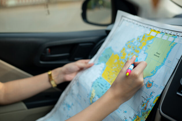 女孩旅游女孩在地图上寻找正确的方向旅游亚洲人内