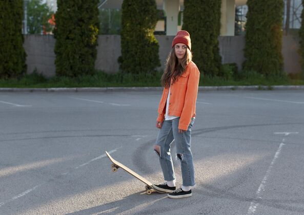滑板在户外玩滑板的年轻女孩训练街头女孩