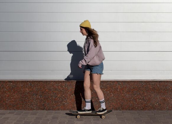 滑板全速女孩户外滑冰运动运动青年