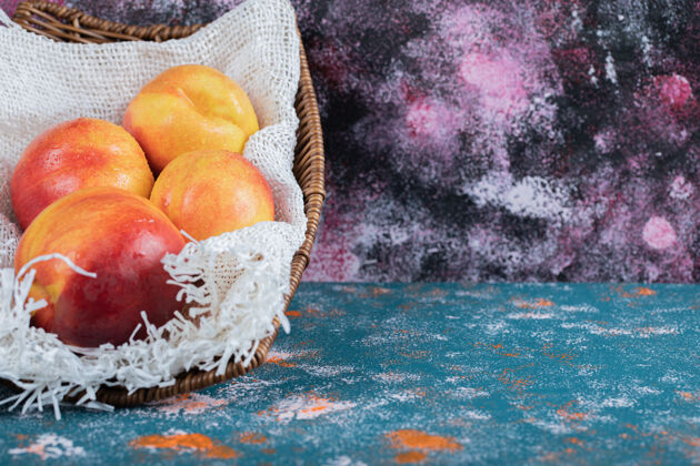 水果红色和黄色的桃子放在一块白色粗麻布上木材美味乡村