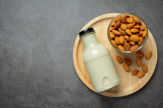 大豆杏仁牛奶在瓶子里 杏仁在深色的背景上牛奶素食者饮食