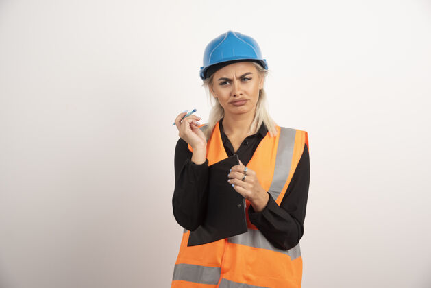 女性穿制服的女工程师看起来不高兴高质量的照片人站职业