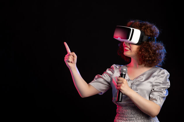 人年轻女性戴着带麦克风的虚拟现实耳机游戏技术视频音乐音乐现实成人