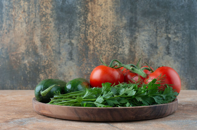西红柿一个装黄瓜 青菜和西红柿的木盘蔬菜食物木头