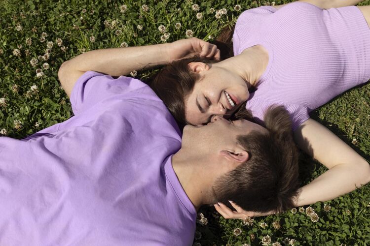 舒适可爱的男女朋友躺在草地上在一起情人男人