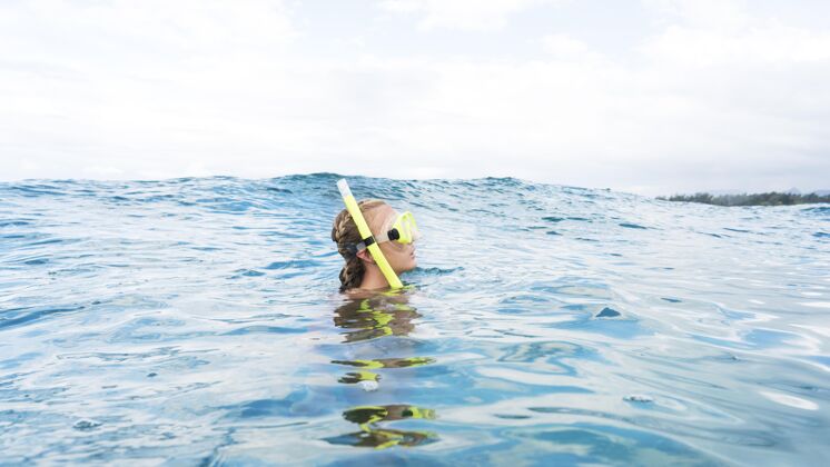 海洋戴着潜水器在海里游泳的女人女子游泳游泳