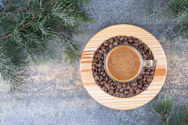 美味一杯咖啡 咖啡豆放在木板上马克杯可口咖啡