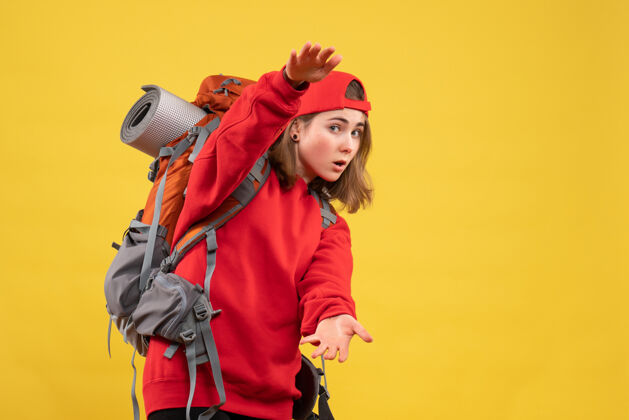 表演正面图：年轻的女旅行者 背包显示尺寸成人帽子尺码