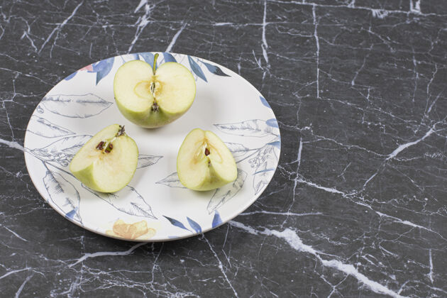 切块把青苹果片放在五颜六色的盘子里美味零食健康