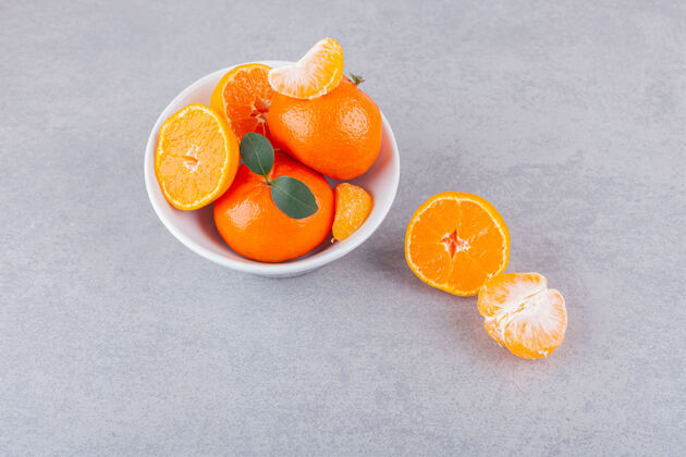 美味整个和切片的橘子叶放在石桌上美味美味国语