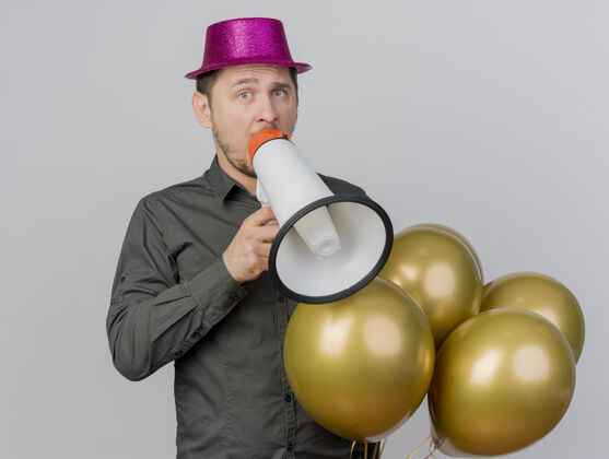气球一个戴着粉色帽子的年轻人拿着气球 用白色的扬声器讲话派对扩音器抱着