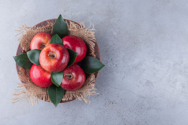 成熟红色成熟的苹果水果放在石桌上美味美味食物