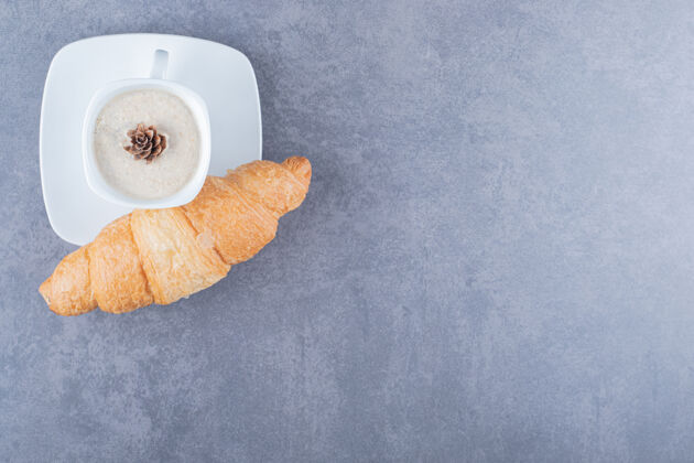 美味咖啡和羊角面包经典的法式早餐新鲜桌布盘子