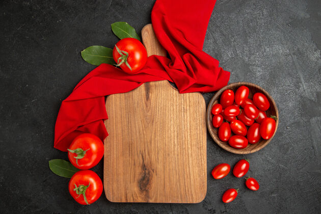 胡椒顶视图碗与樱桃西红柿红毛巾砧板和红色西红柿在黑暗的背景饮食板食物
