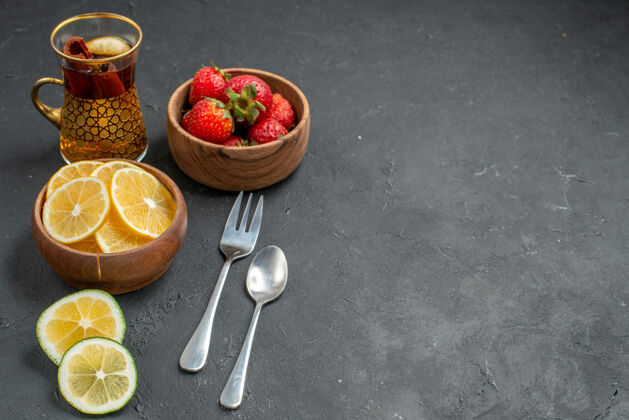 茶前视图新鲜水果草莓和柠檬灰色背景营养新鲜水果