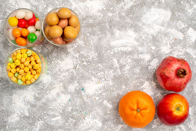 橘子白色表面上不同的水果糖果的俯视图食品柑橘新鲜