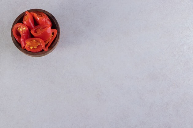 海洋放在石桌上的腌番茄木碗蔬菜有机自制