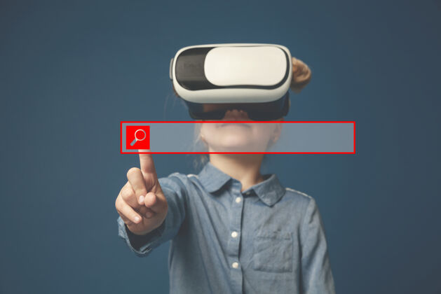 未来高科技是如此接近小女孩或孩子指着空搜索栏与虚拟现实眼镜隔离在蓝色工作室的背景复制空间概念的尖端技术 视频游戏 创新软件可穿戴耳机