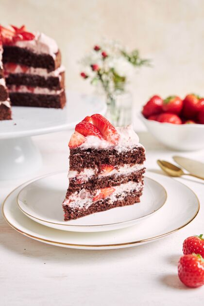 传统的特写镜头一块美味的草莓蛋糕在盘子里糕点巧克力蛋糕盘子