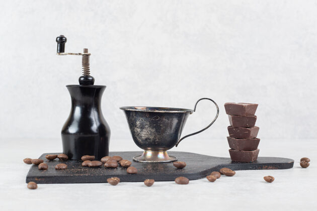 热磨咖啡机 咖啡和咖啡豆在深色板上营养机器拿铁