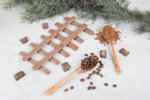 美味咖啡豆 磨碎的咖啡 饼干和巧克力放在大理石表面甜点美味烤