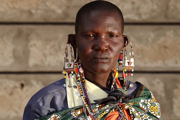 站立一个戴着大耳环的非洲男性看镜头时的浅焦镜头男性年轻专业